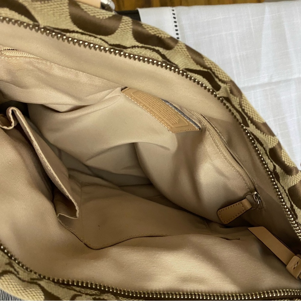 Coach hand bag. - Picture 4 of 10